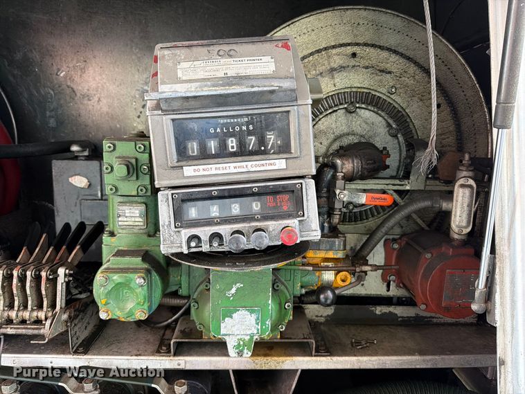 image for item FT6460 2015 International 4400SBA fuel truck