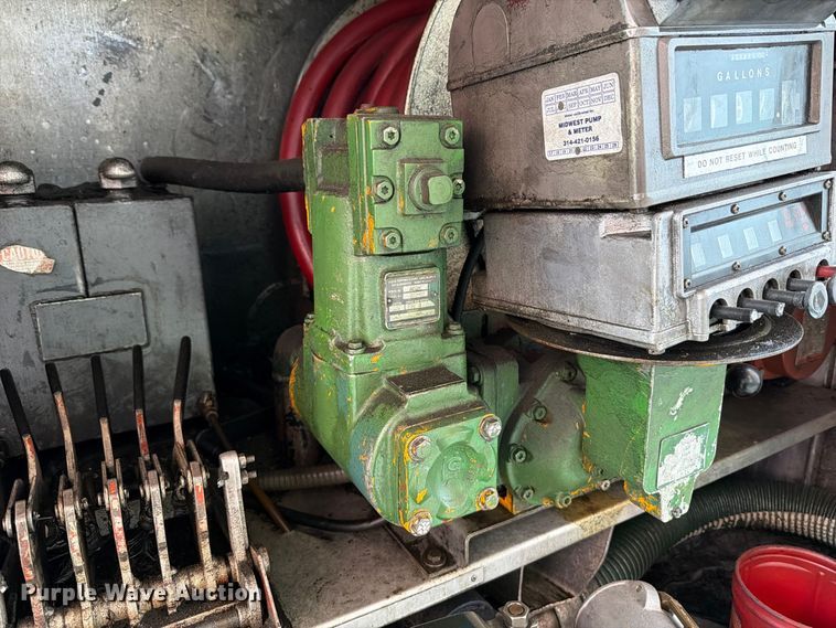 image for item FT6460 2015 International 4400SBA fuel truck