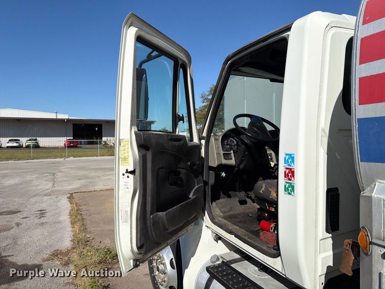 image for item FT6460 2015 International 4400SBA fuel truck