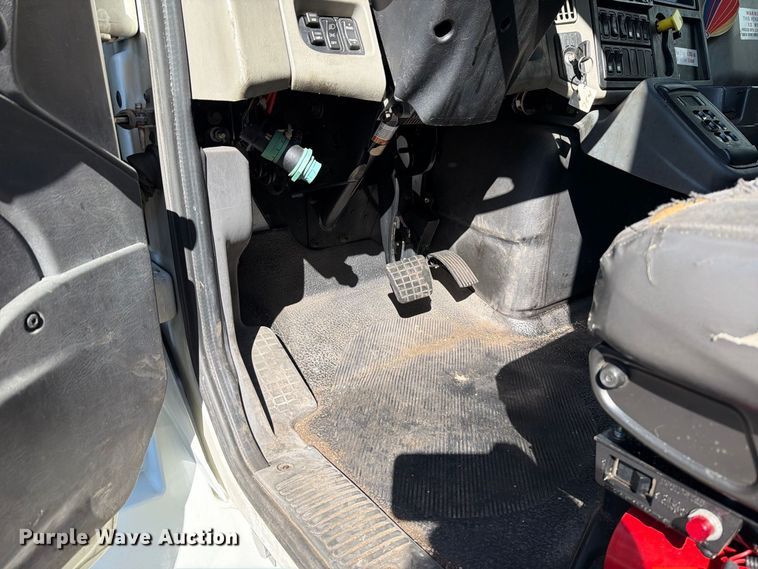 image for item FT6460 2015 International 4400SBA fuel truck