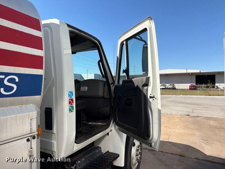 image for item FT6460 2015 International 4400SBA fuel truck