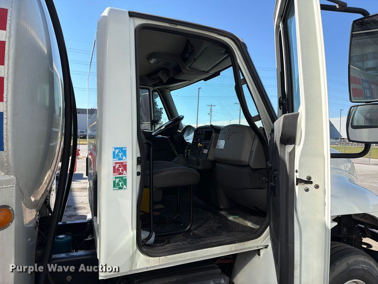 image for item FT6460 2015 International 4400SBA fuel truck