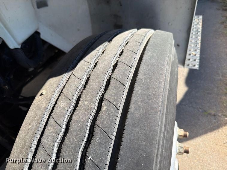 image for item FT6460 2015 International 4400SBA fuel truck