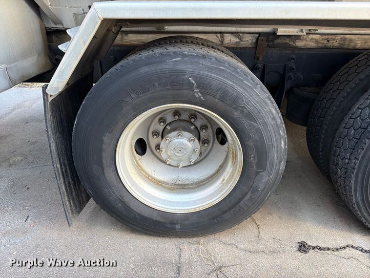 image for item FT6460 2015 International 4400SBA fuel truck