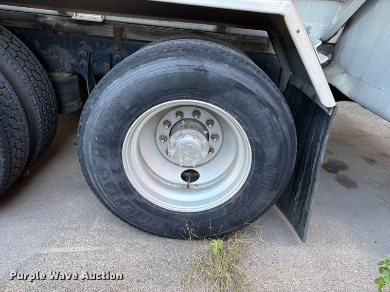image for item FT6460 2015 International 4400SBA fuel truck