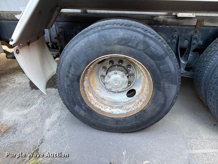 image for item FT6460 2015 International 4400SBA fuel truck
