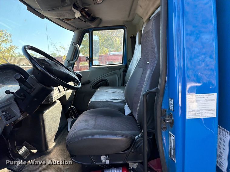 image for item FT6462 2003 International 4300SBA box truck
