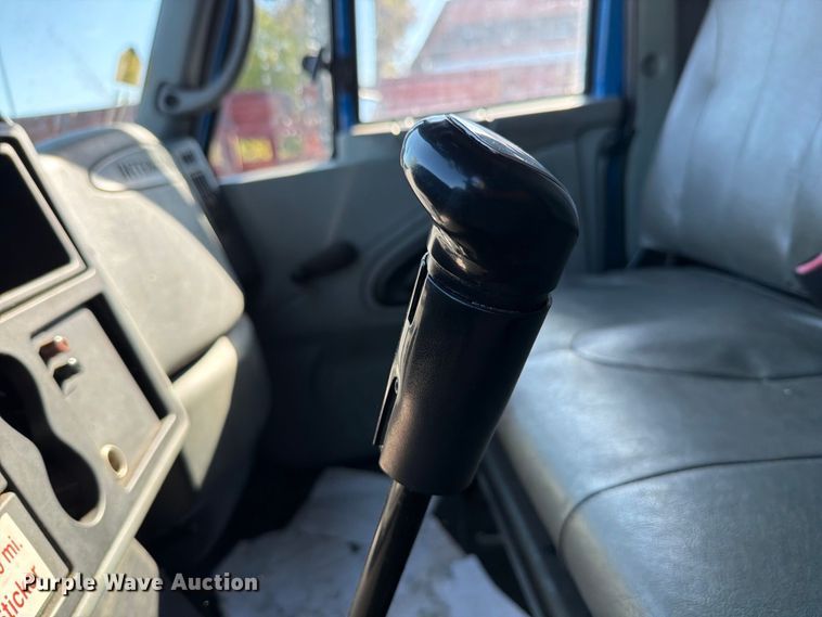 image for item FT6462 2003 International 4300SBA box truck