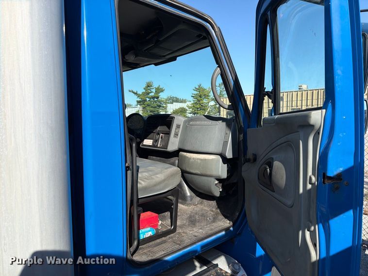 image for item FT6462 2003 International 4300SBA box truck