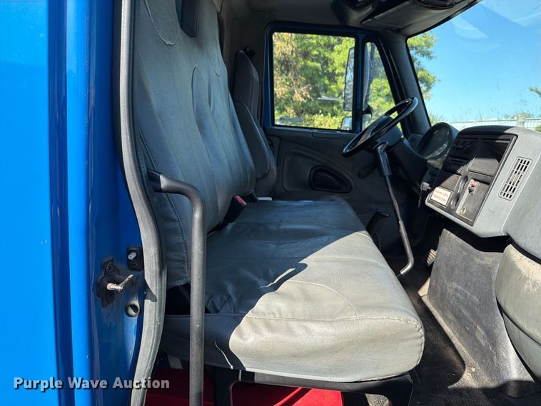 image for item FT6462 2003 International 4300SBA box truck