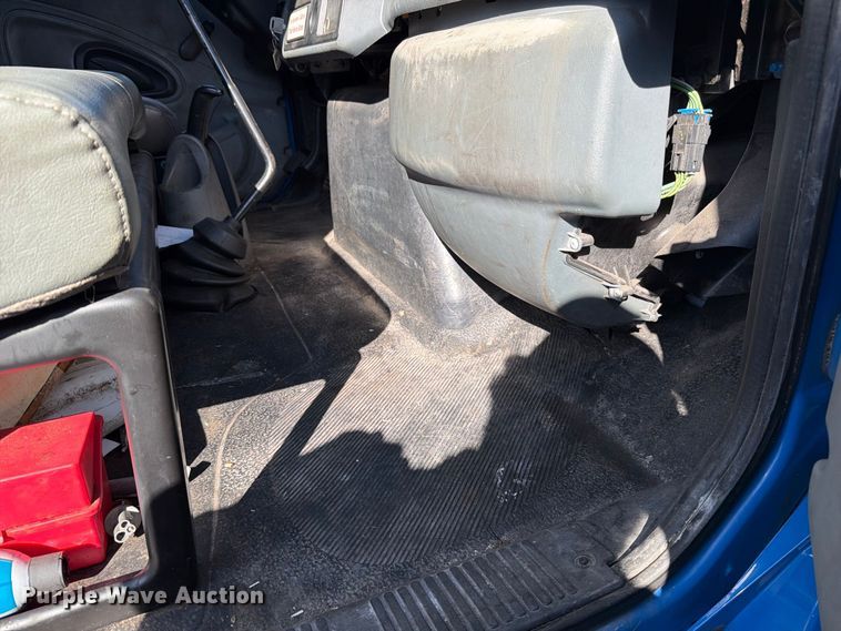 image for item FT6462 2003 International 4300SBA box truck