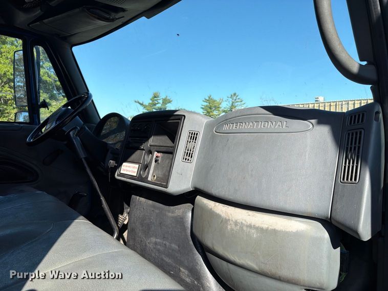 image for item FT6462 2003 International 4300SBA box truck