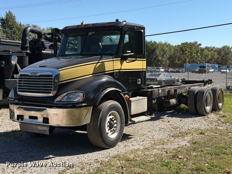 image for item FT6464 2015 Freightliner Columbia truck cab and chassis