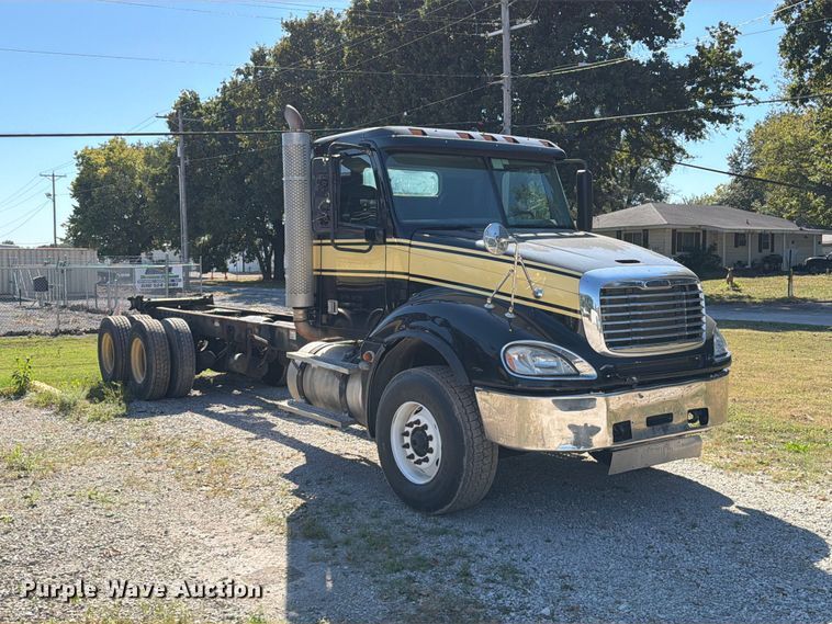 image for item FT6464 2015 Freightliner Columbia truck cab and chassis