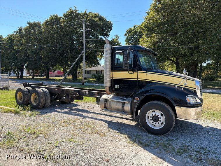 image for item FT6464 2015 Freightliner Columbia truck cab and chassis