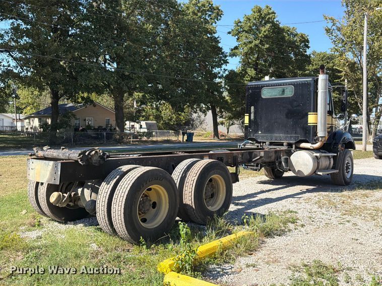 image for item FT6464 2015 Freightliner Columbia truck cab and chassis