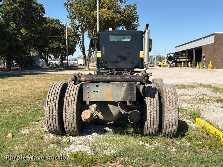 image for item FT6464 2015 Freightliner Columbia truck cab and chassis