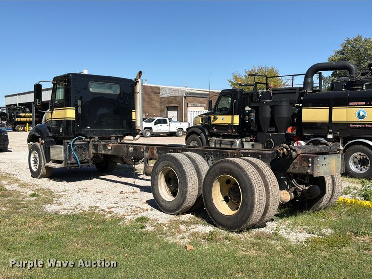 image for item FT6464 2015 Freightliner Columbia truck cab and chassis