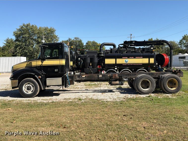 image for item FT6464 2015 Freightliner Columbia truck cab and chassis