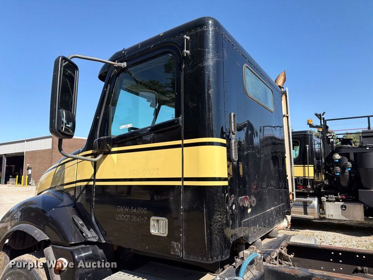 image for item FT6464 2015 Freightliner Columbia truck cab and chassis