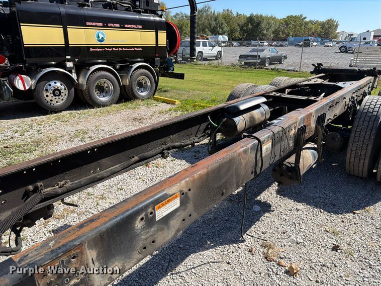 image for item FT6464 2015 Freightliner Columbia truck cab and chassis