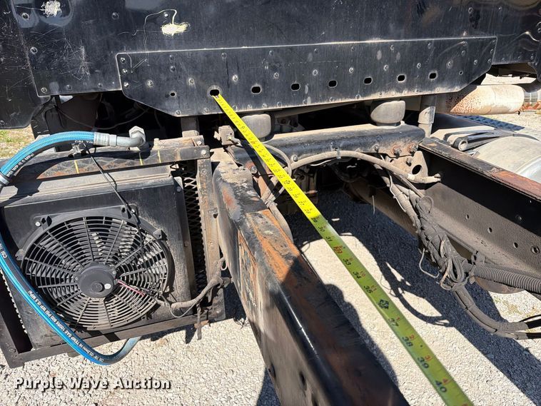 image for item FT6464 2015 Freightliner Columbia truck cab and chassis
