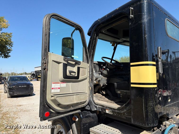image for item FT6464 2015 Freightliner Columbia truck cab and chassis
