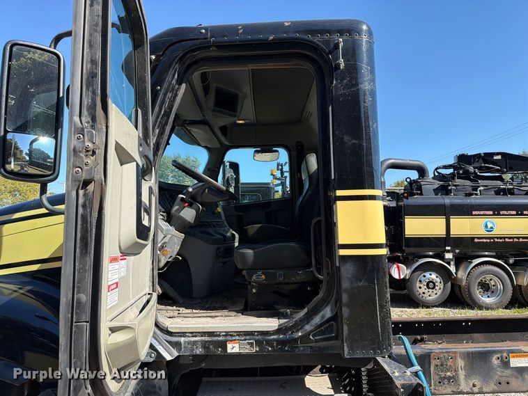 image for item FT6464 2015 Freightliner Columbia truck cab and chassis