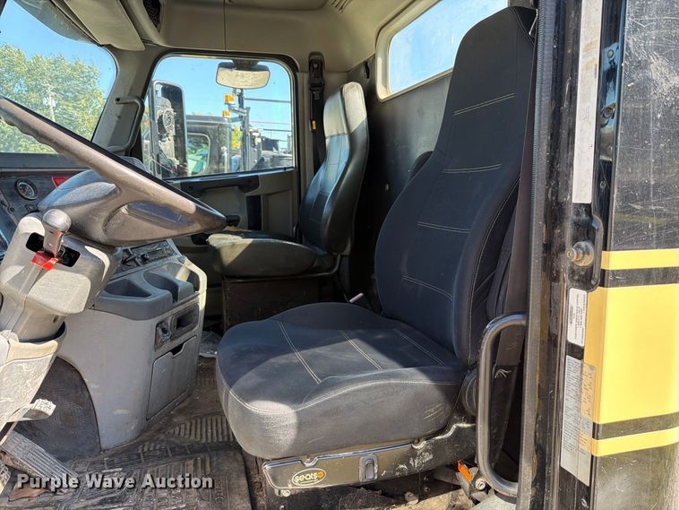 image for item FT6464 2015 Freightliner Columbia truck cab and chassis