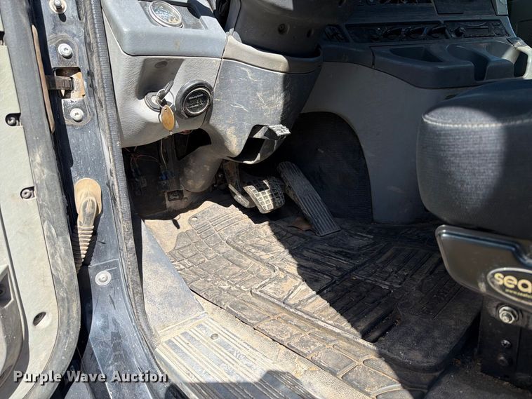 image for item FT6464 2015 Freightliner Columbia truck cab and chassis