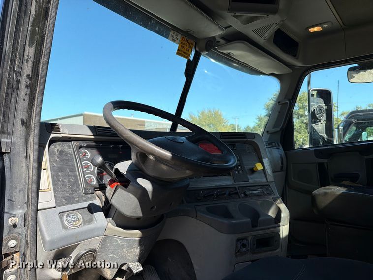 image for item FT6464 2015 Freightliner Columbia truck cab and chassis