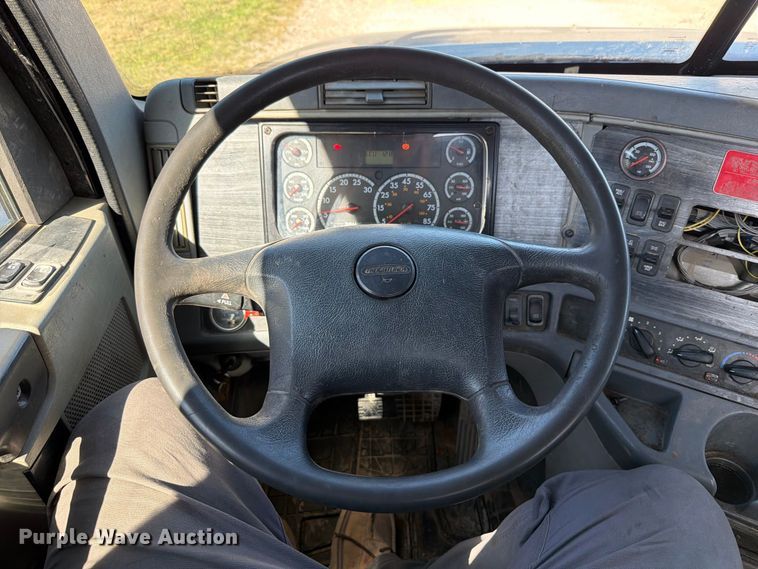 image for item FT6464 2015 Freightliner Columbia truck cab and chassis