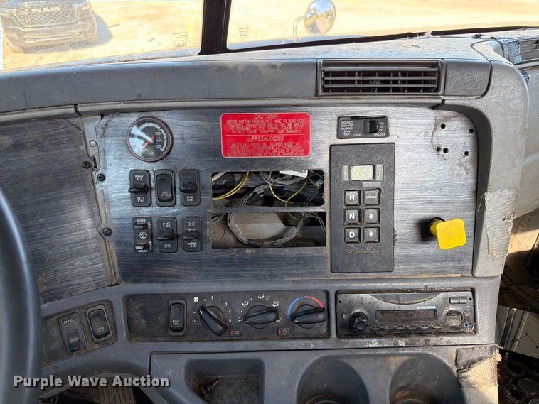 image for item FT6464 2015 Freightliner Columbia truck cab and chassis