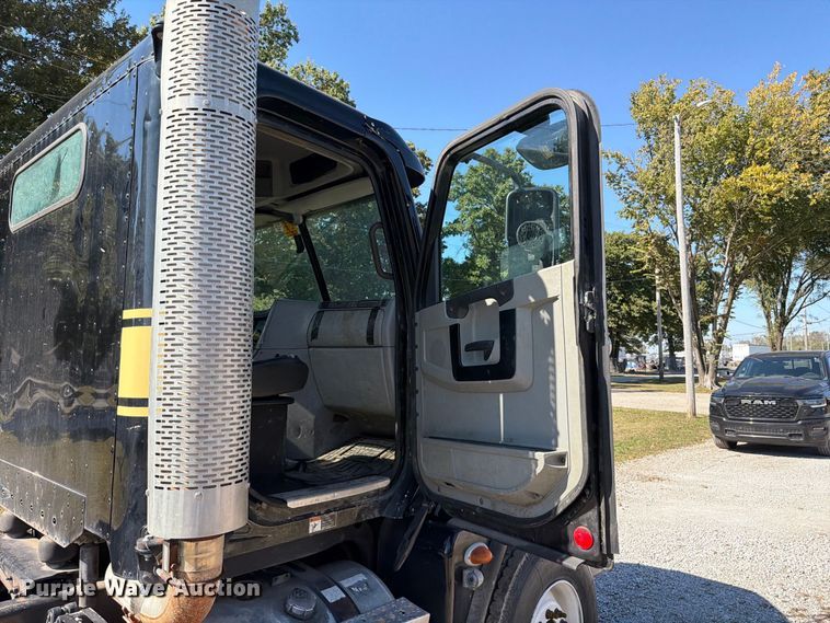 image for item FT6464 2015 Freightliner Columbia truck cab and chassis