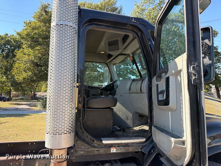 image for item FT6464 2015 Freightliner Columbia truck cab and chassis