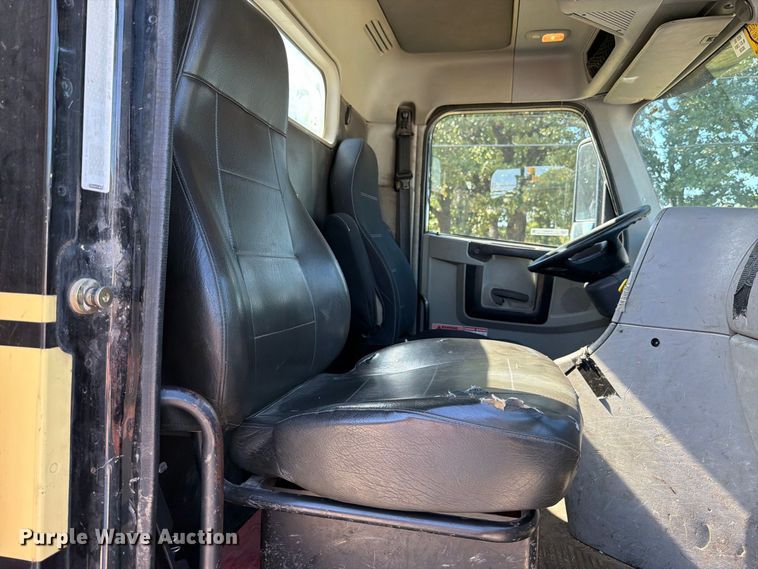 image for item FT6464 2015 Freightliner Columbia truck cab and chassis