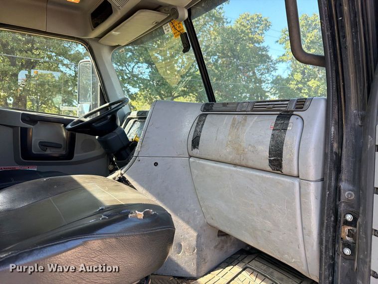 image for item FT6464 2015 Freightliner Columbia truck cab and chassis