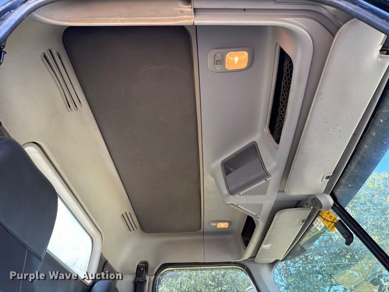 image for item FT6464 2015 Freightliner Columbia truck cab and chassis