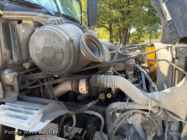 image for item FT6464 2015 Freightliner Columbia truck cab and chassis