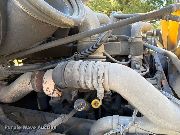 image for item FT6464 2015 Freightliner Columbia truck cab and chassis