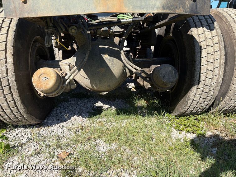 image for item FT6464 2015 Freightliner Columbia truck cab and chassis