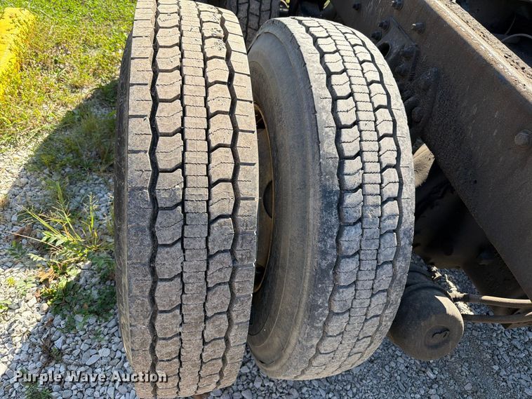 image for item FT6464 2015 Freightliner Columbia truck cab and chassis