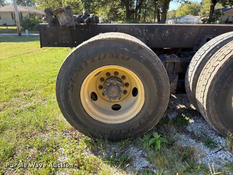 image for item FT6464 2015 Freightliner Columbia truck cab and chassis