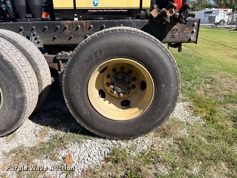 image for item FT6464 2015 Freightliner Columbia truck cab and chassis