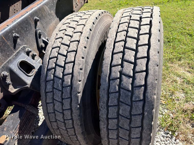 image for item FT6464 2015 Freightliner Columbia truck cab and chassis