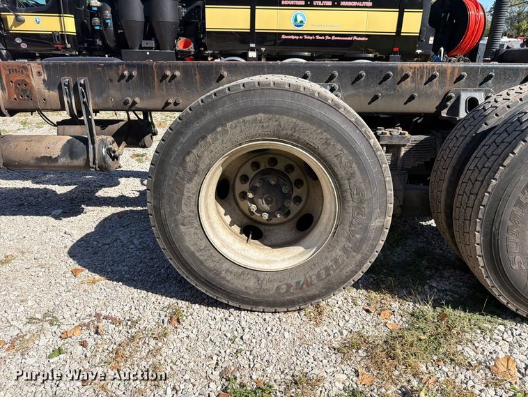 image for item FT6464 2015 Freightliner Columbia truck cab and chassis