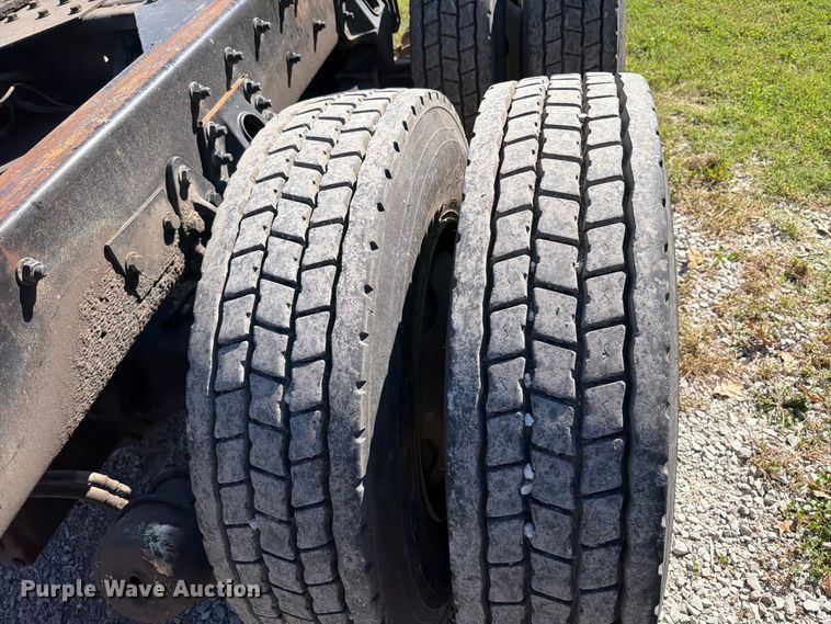 image for item FT6464 2015 Freightliner Columbia truck cab and chassis