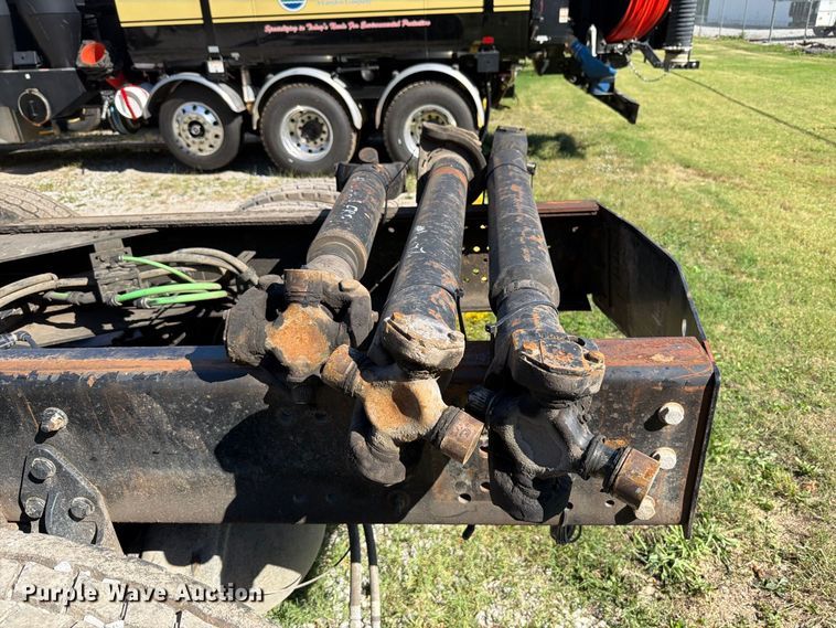 image for item FT6464 2015 Freightliner Columbia truck cab and chassis
