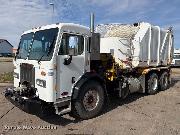 image for item FT6728 2015 Peterbilt 320 refuse truck