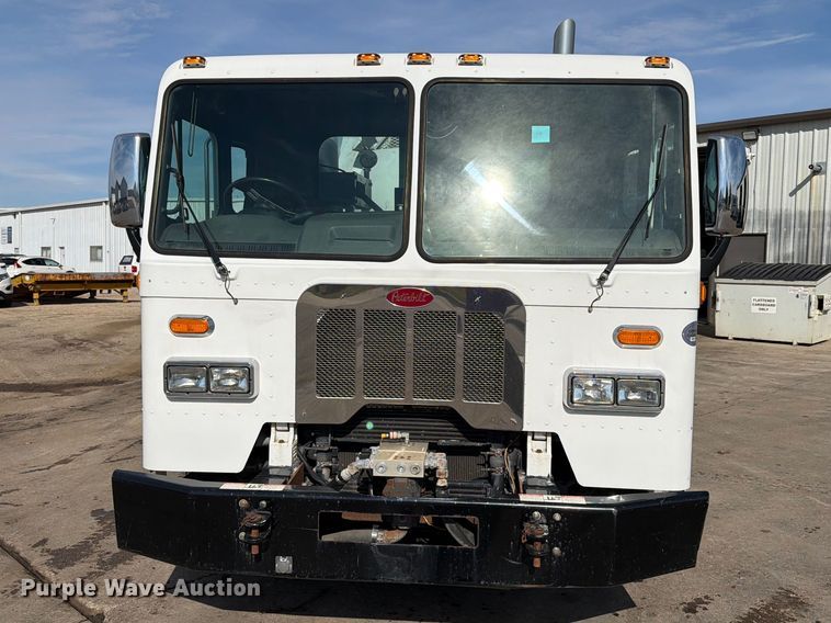 image for item FT6728 2015 Peterbilt 320 refuse truck